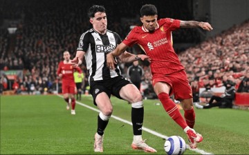 利物浦击溃纽卡，两大豪门受创，斯洛特首次执教即冲击三冠王！