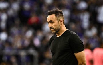 法甲三连败！队报：德泽尔比拒放马赛球员回家，球队训练中心过夜