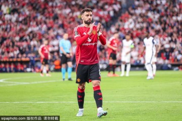 曼联卖队长?新月报价1亿镑求购B费 拜仁巴黎也想签他