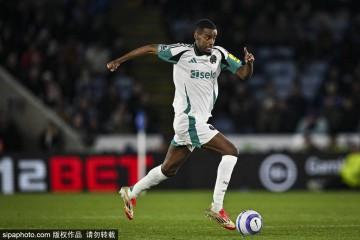 纽卡斯尔客场战平布莱顿:伊萨克点球救主,明特赫反戈一击