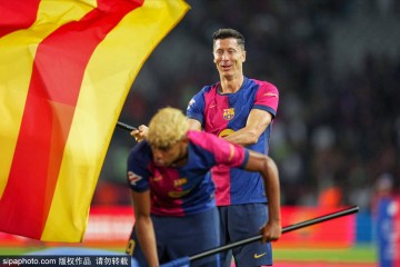 皇马懵了!巴萨疯狂102球登顶西甲历史射手榜,弗里克三叉戟太猛!